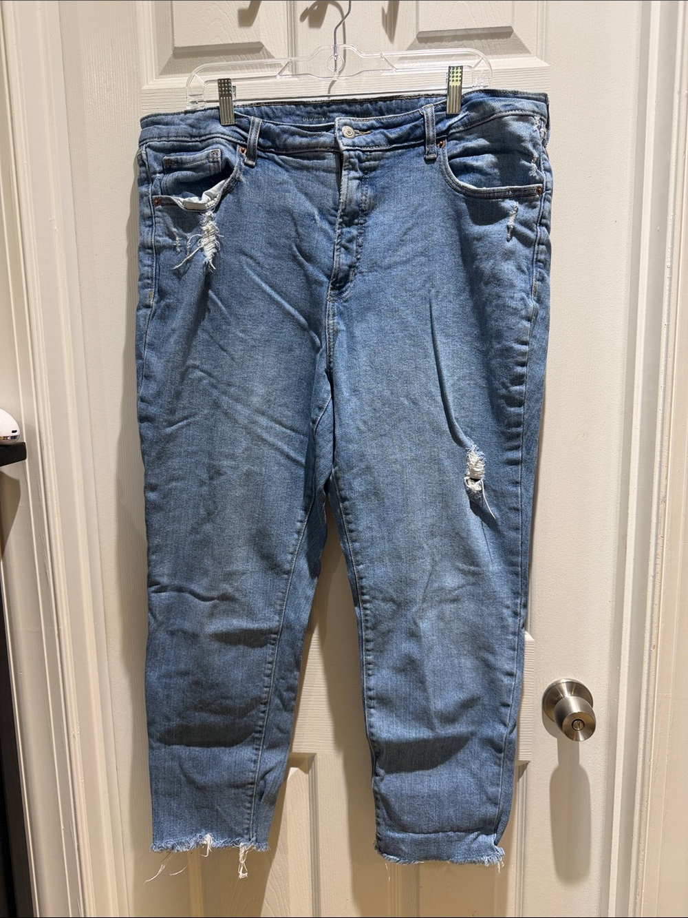 Old Navy Light Blue Distressed Cropped Jeans